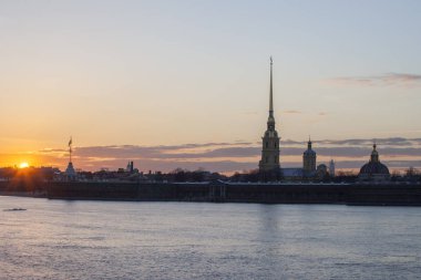 - Rusya. St. Petersburg 'da. Peter ve Paul Kalesi 'nin manzarası