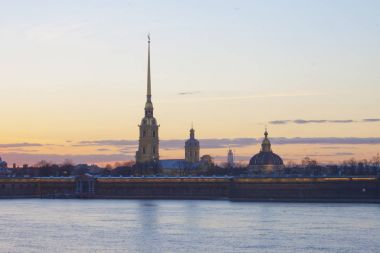 - Rusya. St. Petersburg 'da. Peter ve Paul Kalesi 'nin manzarası
