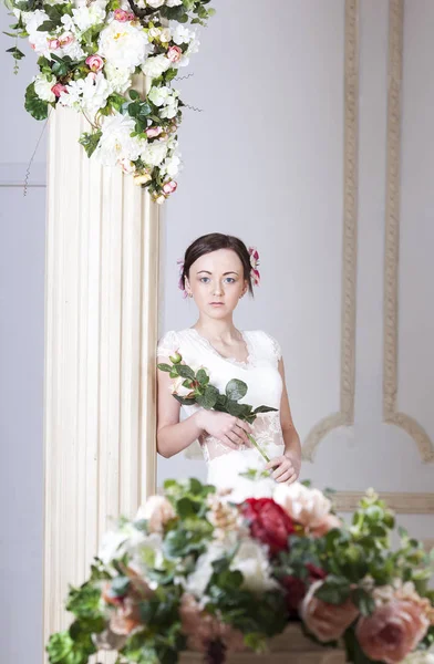 Chica en un vestido elegante sobre un fondo de flores con flores —  Fotos de Stock
