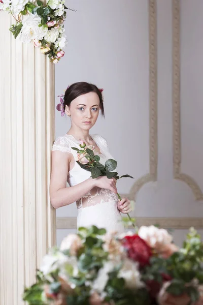 Çiçek çiçekli bir arka plan üzerinde akıllı elbiseli kız — Stok fotoğraf