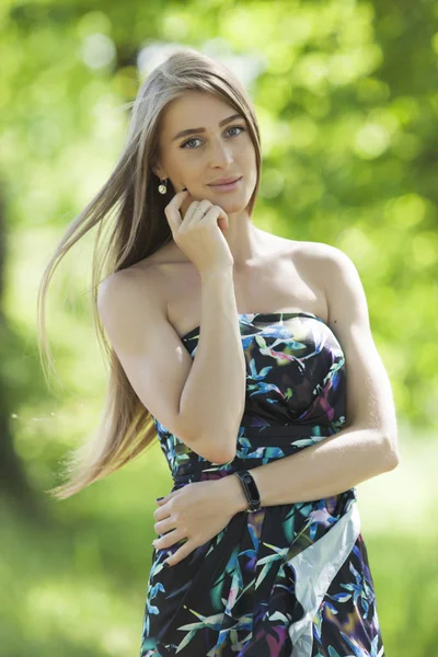 Chica joven en un vestido de verano en el parque — Foto de Stock