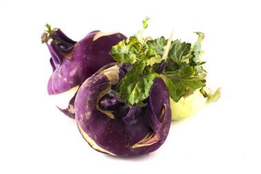 Lahana kohlrabi beyaz arka planda izole edilmiş.