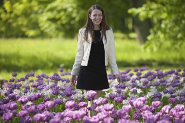 Kız telefonda konuşuyor.