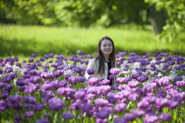 Mutlu kız Lale alanında ayakta