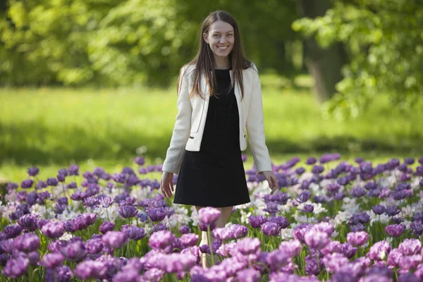 Kız telefonda konuşuyor.