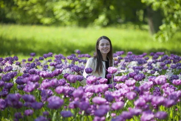 Mutlu kız Lale alanında ayakta