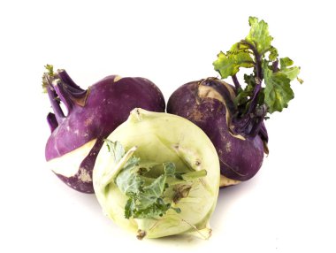 Lahana kohlrabi beyaz arka planda izole edilmiş.