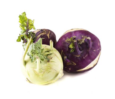 Lahana kohlrabi beyaz arka planda izole edilmiş.