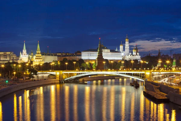 Rusia. Moscú. Vista del Gran Puente de Piedra y el Kremlin —  Fotos de Stock