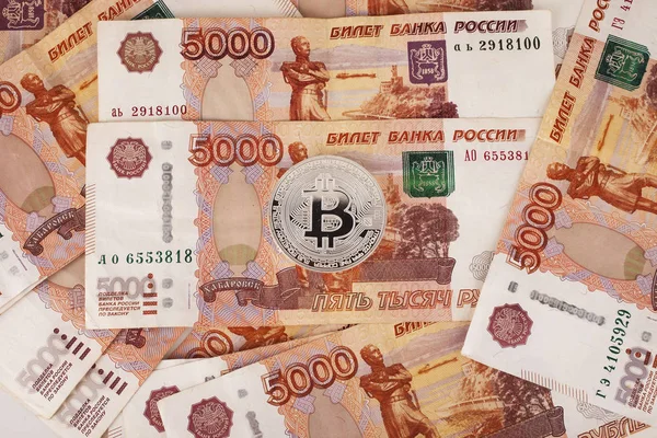 Moneda Bitcoin contra el fondo de rublos rusos —  Fotos de Stock