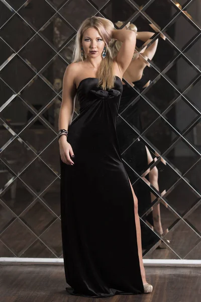 Chica Largo Vestido Noche Negro —  Fotos de Stock