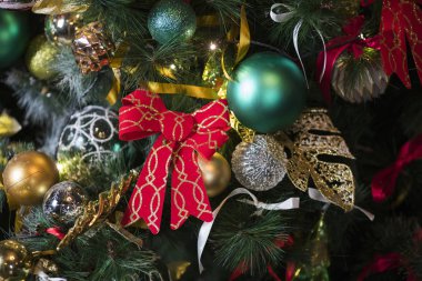 Yakın çekim: Noel ağacı süsle