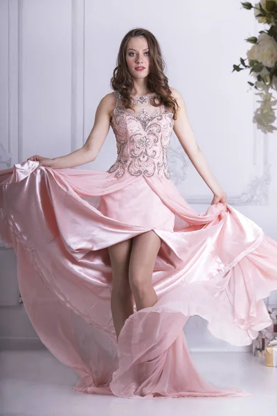 Dziewczyna Długi Różowy Sukienka — Zdjęcie stockowe