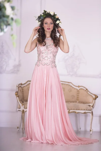 Chica Vestido Largo Rosa —  Fotos de Stock