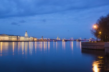 Rusya. St. Petersburg. Neva Nehri'nin akşam görünümü