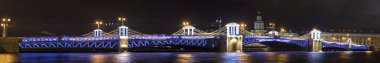 St. Petersburg. Yılbaşı Dekorasyonu Palace Bridge Panoraması