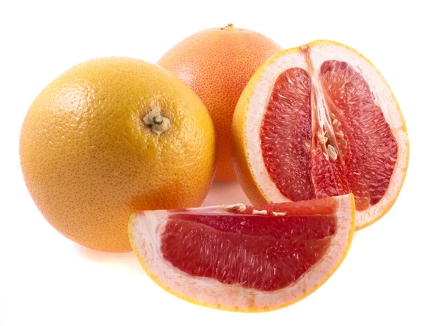 白色背景的粉红色葡萄柚 — 图库照片
