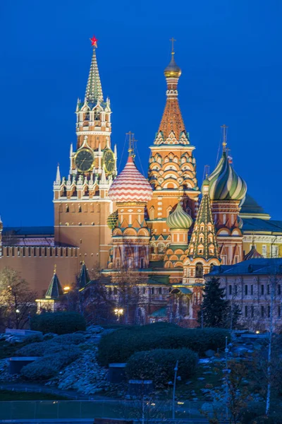 ロシアだモスクワだ聖 赤の広場とクレムリンのSpasskaya塔のバジルの大聖堂 ザリアディ公園からの眺め — ストック写真