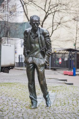 - Rusya. Moskova. Arbat Caddesi 'ndeki Bulat Okudzhava Anıtı