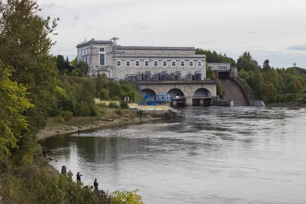 - Rusya. İvangorod. Narva hidroelektrik santrali