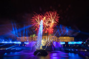 - Rusya. Peterhof. Çeşme festivali. Samson Çeşmesi ve Büyük Saray manzarası. Havai fişekler