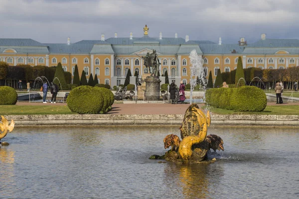 Russie Peterhof Upper Garden Fontaine Dauphins — Photo