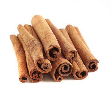 Beyaz bir arka plan üzerinde izole tarçın