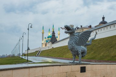 - Rusya. Kazan. Zilant metal heykel