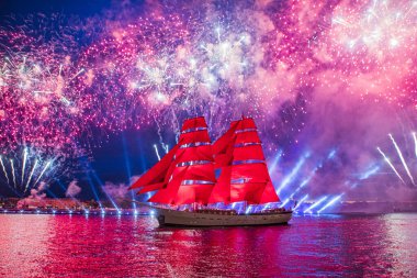 St. Petersburg 'da. Kırmızı Yelkenli 2019 Havai fişeklerin arkasında kırmızı yelkenli