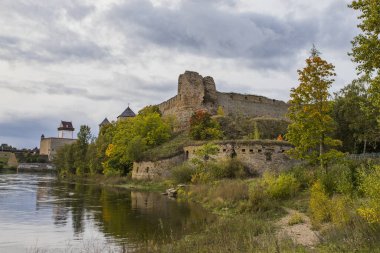 - Rusya. IvaRussia 'da. İvangorod. Ivangorod kalesi ve Narva Castlengorod manzarası. Ivangorod kalesi ve Narva kalesinin manzarası