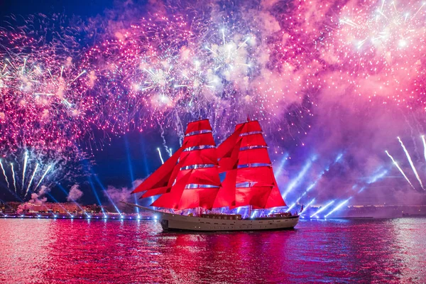 St. Petersburg 'da. Kırmızı Yelkenli 2019 Havai fişeklerin arkasında kırmızı yelkenli