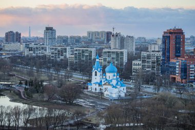 St. Petersburg 'da. Kahramanlar parkındaki tapınak kompleksinin görüntüsü (Pulkovo Park)