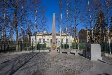 - Rusya. Peterhof. Anıt 