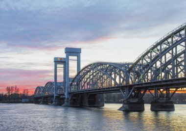 - Rusya. St. Petersburg 'da. Finlandiya demiryolu köprüsü