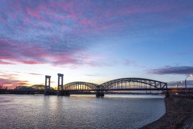 - Rusya. St. Petersburg 'da. Finlandiya demiryolu köprüsü