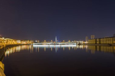 - Rusya. St. Petersburg 'da. Tuchkov köprüsü Neva 'ya yansıdı