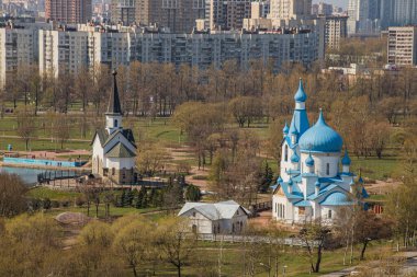- Rusya. St. Petersburg 'da. Kahramanlar parkındaki tapınak kompleksinin görüntüsü (Pulkovo Park)