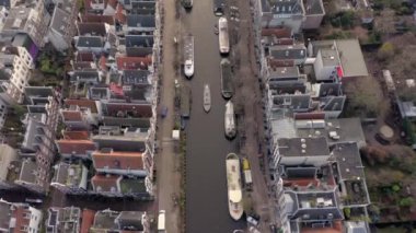 Amsterdam 'da Kanal Tekne Turu Riverside Evleri Arasında