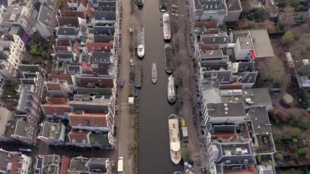 Kanalbootsfahrt Amsterdam Zwischen Häusern Fluss — Stockvideo