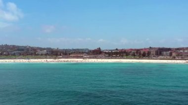 Bondi Plajı. Sydney 'e yakın ünlü bir sörf yeri.