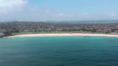 Yazın Avustralya 'da sörfçülerin ve Baywatch' ın evi olan Bondi Plajı.