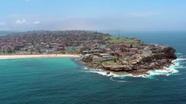Bondi Plajı. Sydney 'e yakın ünlü bir sörf yeri.