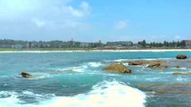 Bondi Plajı. Sydney 'e yakın ünlü bir sörf yeri.
