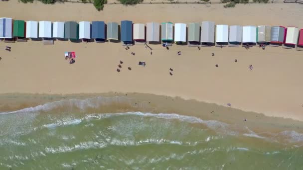 Blick Aus Der Vogelperspektive Auf Die Dendy Street Beach Hütten — Stockvideo