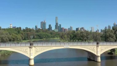 Melbourne City Australia ve Yarra River Aerial Reveal