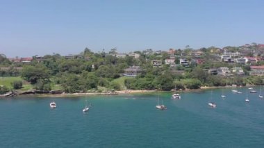 Yaz boyunca Sydney Limanı 'nda popüler bir yüzme noktası.