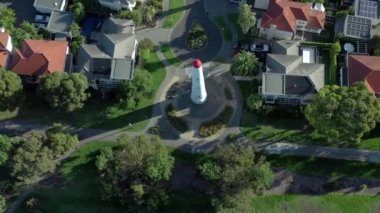 Melbourne Limanı Avustralya 'nın varlıklı bir sahil banliyösü ve deniz feneri fenerleri.