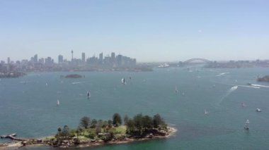 Yaz mevsiminde Sydney Limanı 'nda Yatlar ve Tekneler Köpekbalığı Adası üzerinde uçuyor
