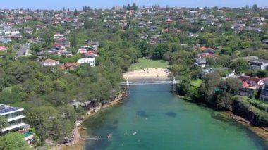 Maydanoz Körfezi Sahili ve Köprüsü Varlıklı Sydney Banliyöleri 'nde tenha bir sahil