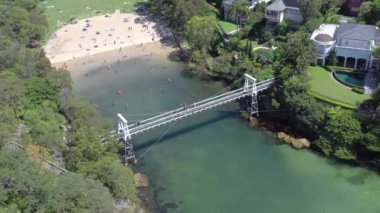 Maydanoz Körfezi Sahili ve Köprüsü Varlıklı Sydney Banliyöleri 'nde tenha bir sahil